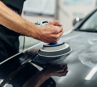 Sai come lucidare il mastice per auto?